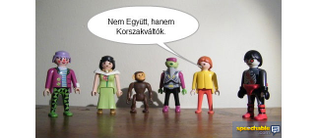 Illustration for article titled Itt az Összefogás rövid története Playmobil bábukkal eljátszva
